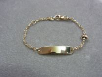 Baby naam armband goud, met open schakeltje en hartje ertussen 9 tot 11 cm