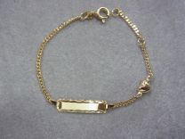 Gouden naamplaat armbandje met hartje ertussen 12 tot 14 cm.