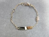 Baby naam armband goud, met open schakel en vlindertje